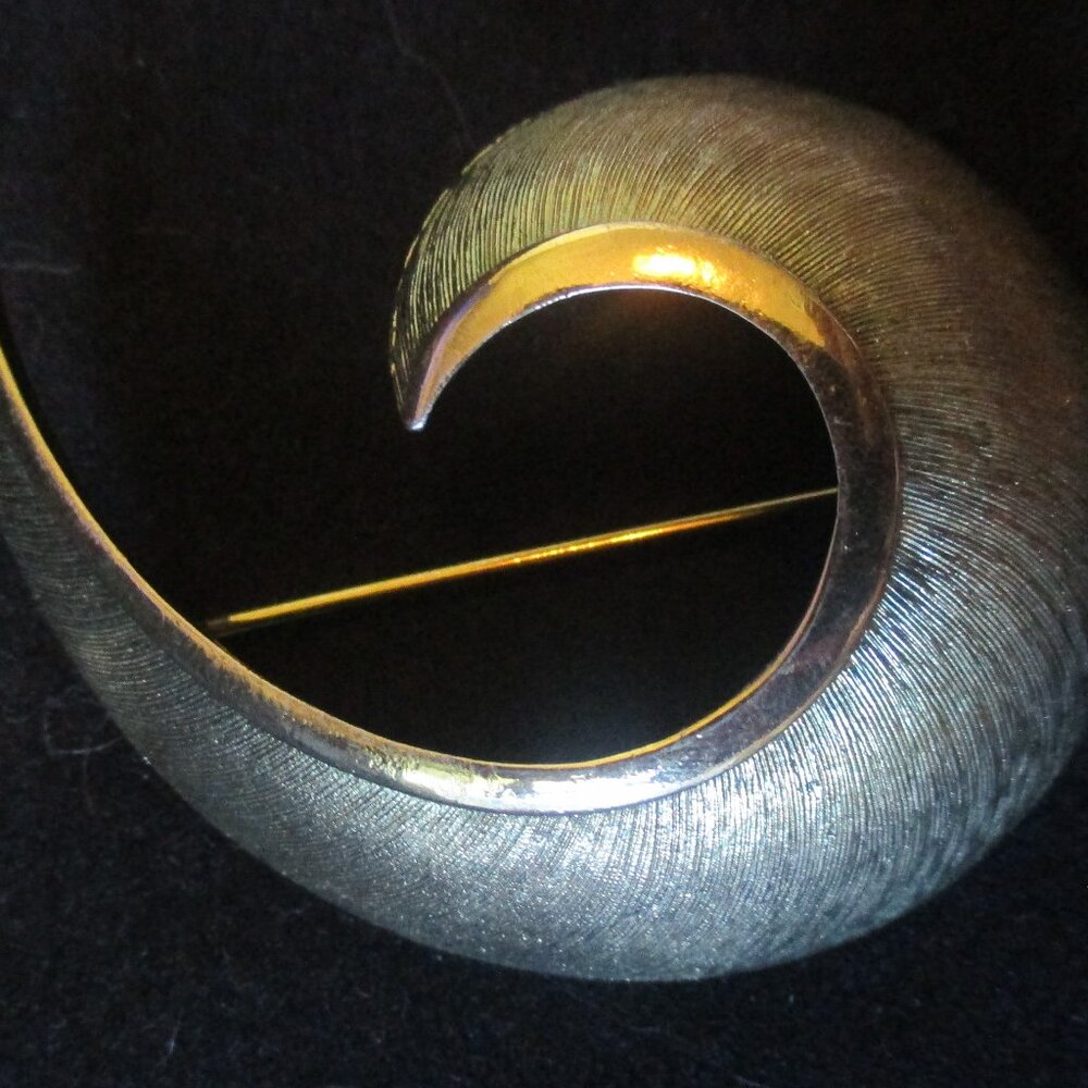 Vintage Unbranded Gold Tone Abstract Modern Swirl Brooch/Pin  2.25" x 1.5"